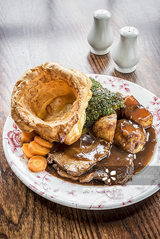 烤牛肉拼盘，配胡萝卜、西兰花、土豆和约克郡布丁图片素材