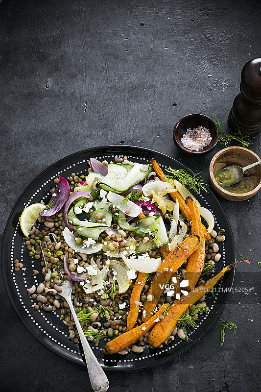 扁豆蔬菜沙拉配烤蔬菜和纯素菲达图片素材