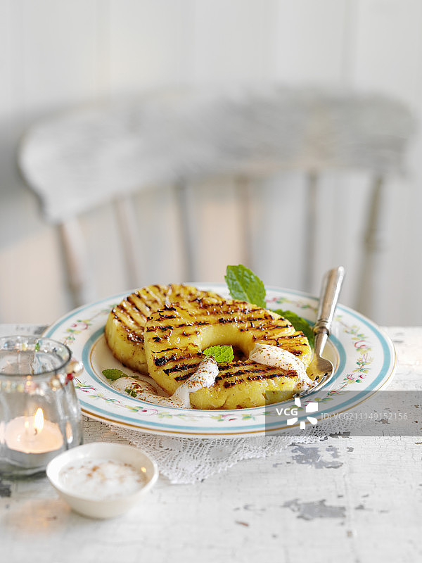 烤菠萝配香料朗姆酒肉桂奶油图片素材