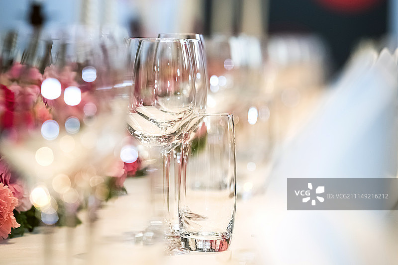 餐桌上的鲜花图片素材