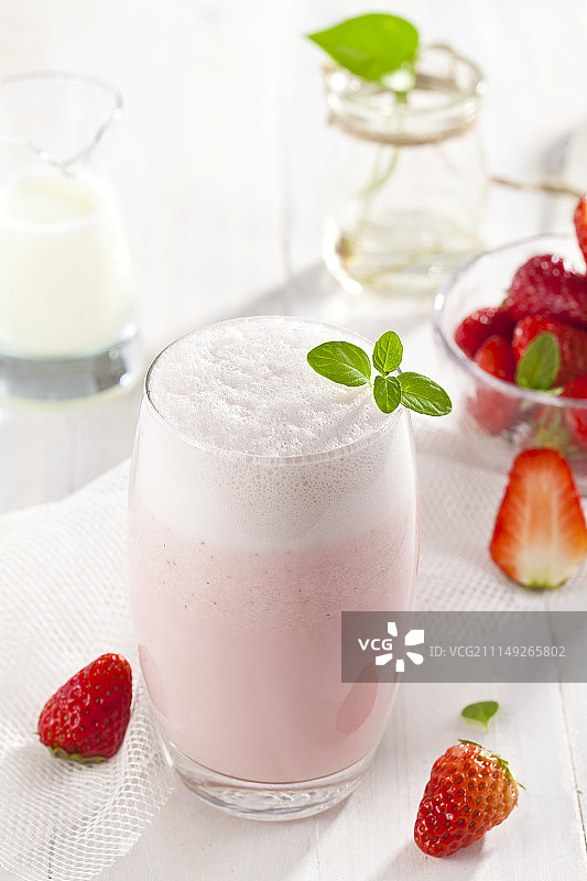 草莓与牛奶图片素材