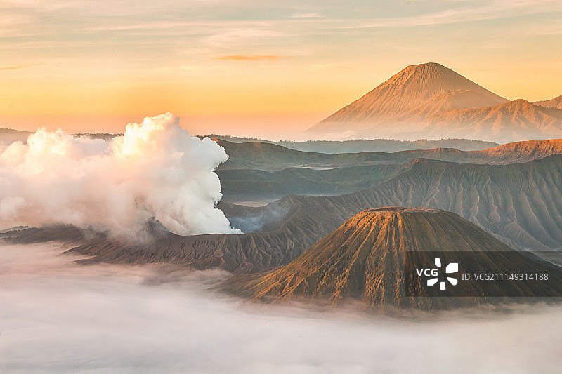 布罗莫火山、巴托克火山和塞梅鲁火山日出景观图片素材