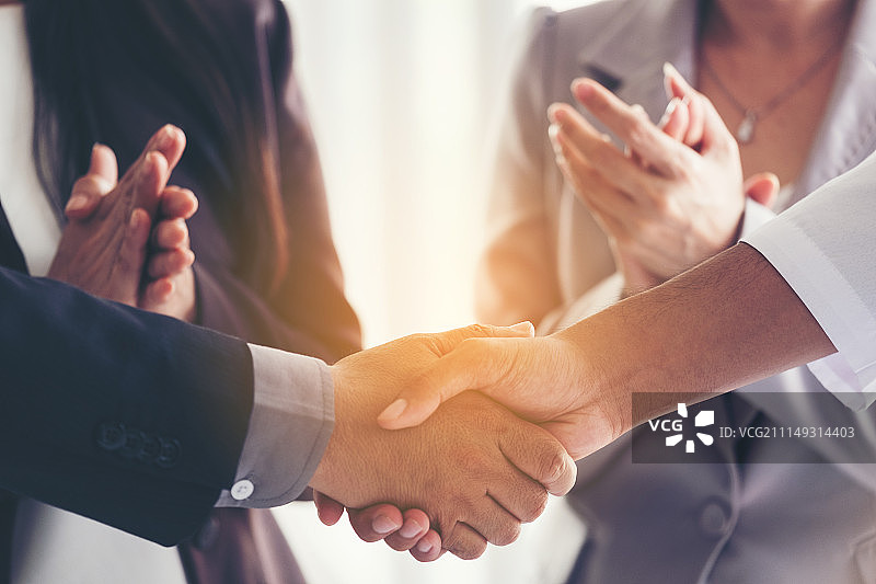 城市里的商人握手 - 商务礼仪图片素材