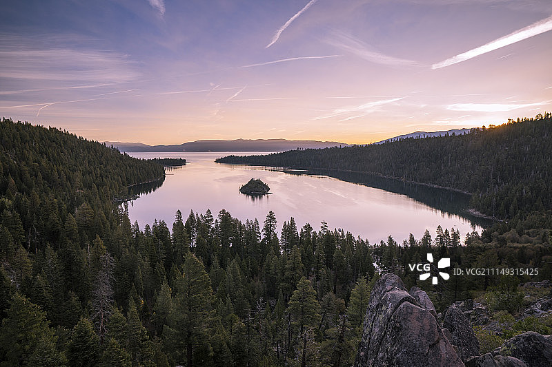 黎明时分的翡翠湾图片素材