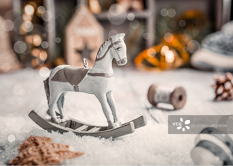 带摇摆木马的圣诞节装饰图片素材