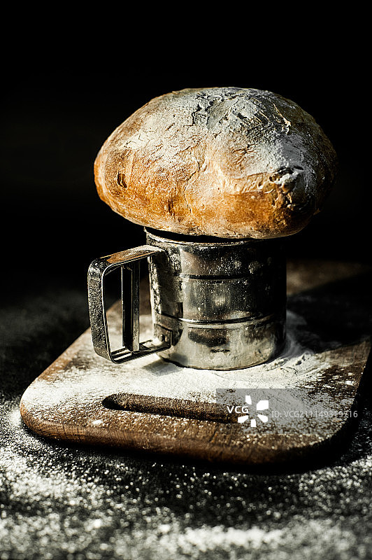 面粉板上的农家面包图片素材