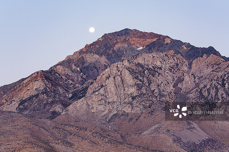 秋季拂晓时分，阳光照耀在东部内华达山脉上图片素材