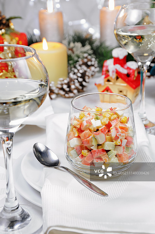 玻璃杯装蟹肉沙拉图片素材