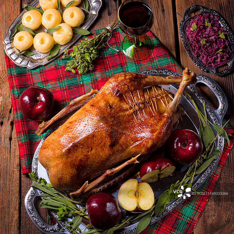 烤圣诞鸭配苹果图片素材