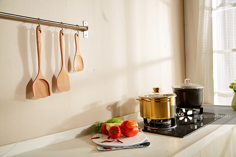 厨房一角的砧板等厨具图片素材