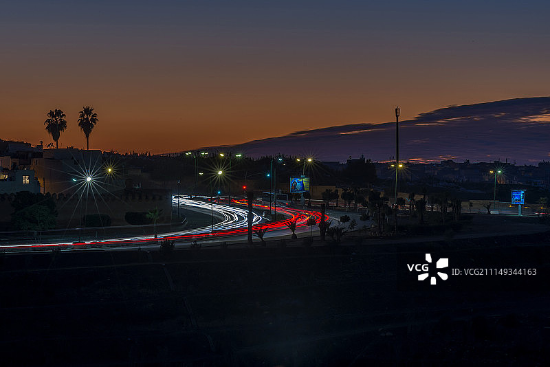 摩洛哥梅克内斯夜间交通图片素材