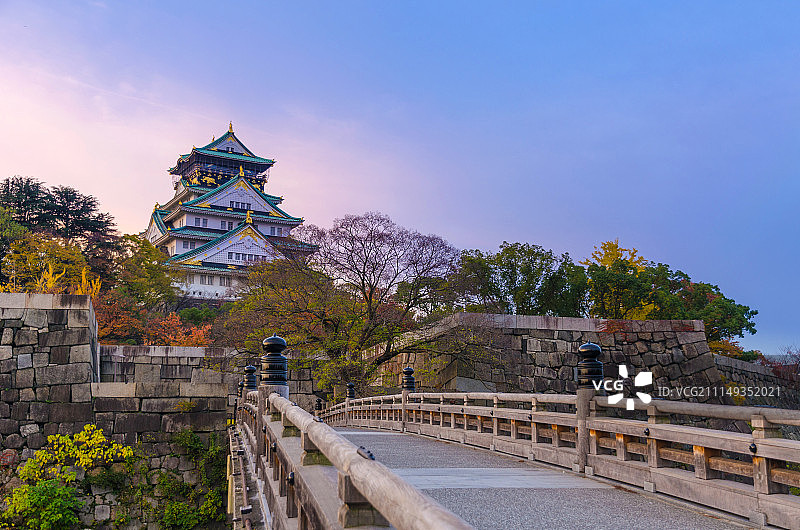 大阪城与秋叶图片素材