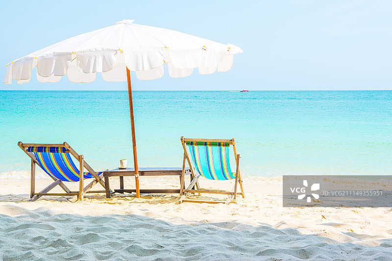 泰国沙美岛海滩上的彩色椅子和白色遮阳伞图片素材