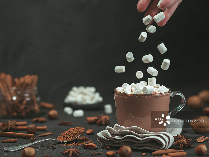 棉花糖掉入热可可杯中图片素材