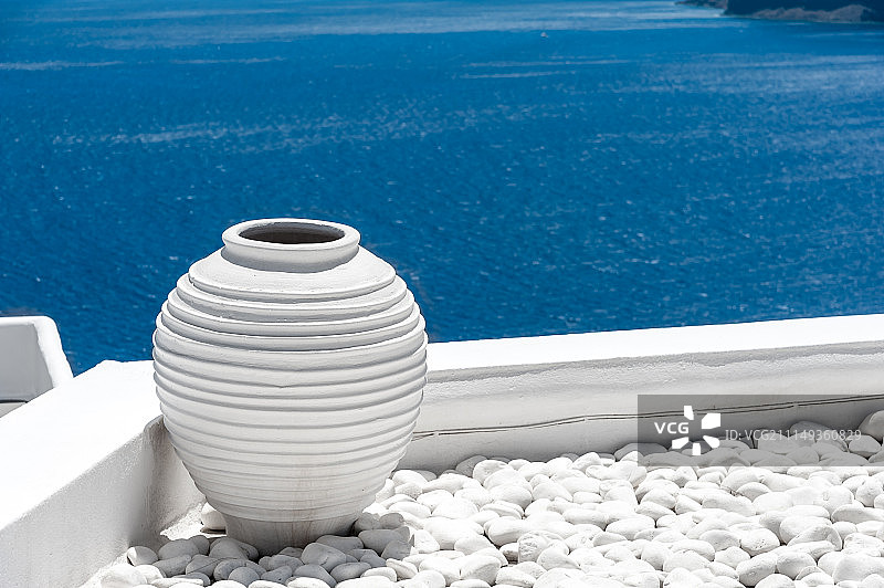 从伊亚村庄眺望圣托里尼的蓝色大海图片素材