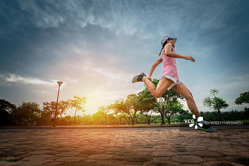 在公园里跑步和跳跃的跑步者图片素材