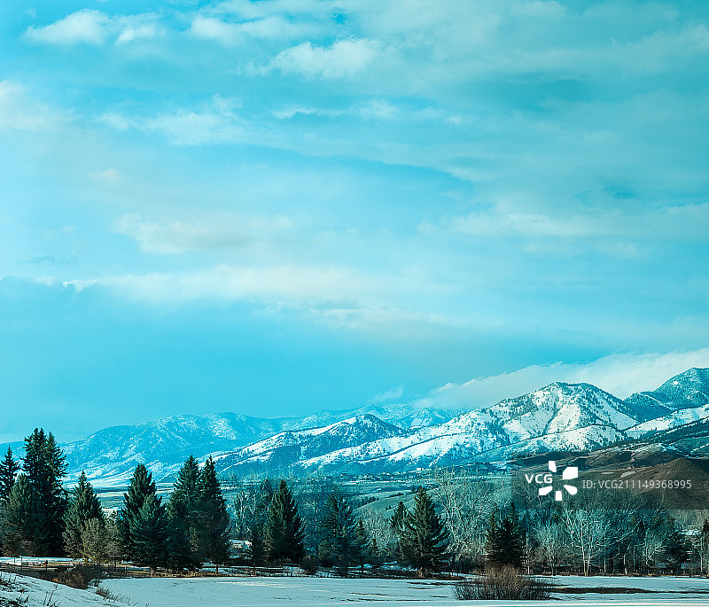 阳光下的布里杰山脉图片素材