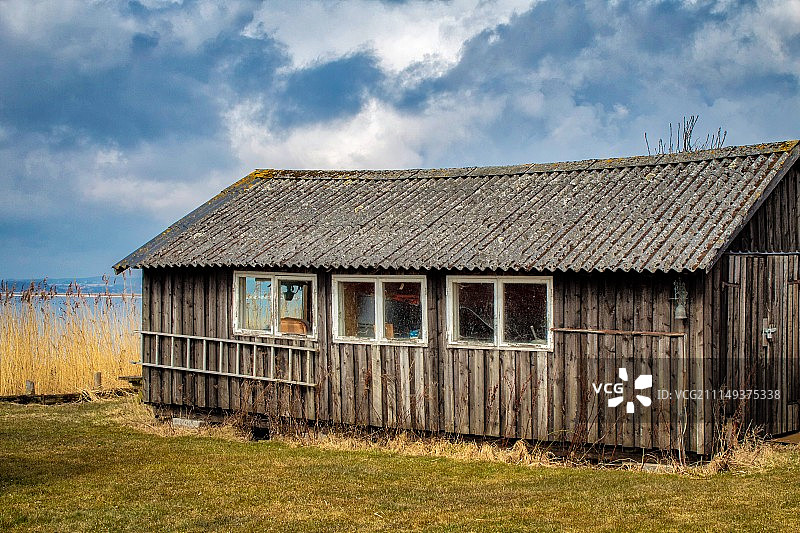 岸边的船屋图片素材