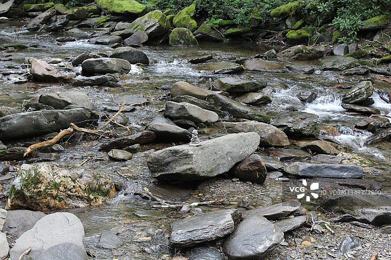 雾气缭绕的山脉图片素材