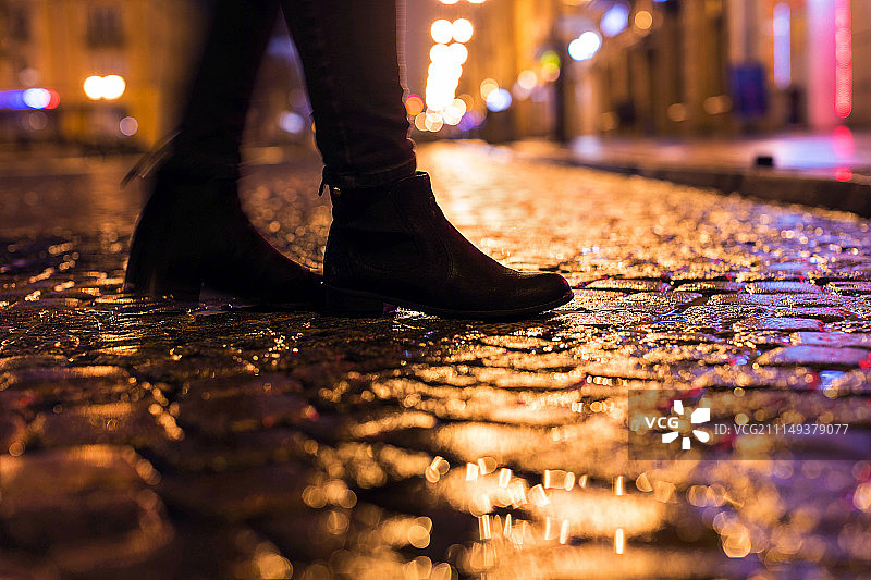 城市夜间漫步图片素材