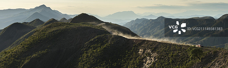 三菱皮卡行驶在山顶的全景图片素材