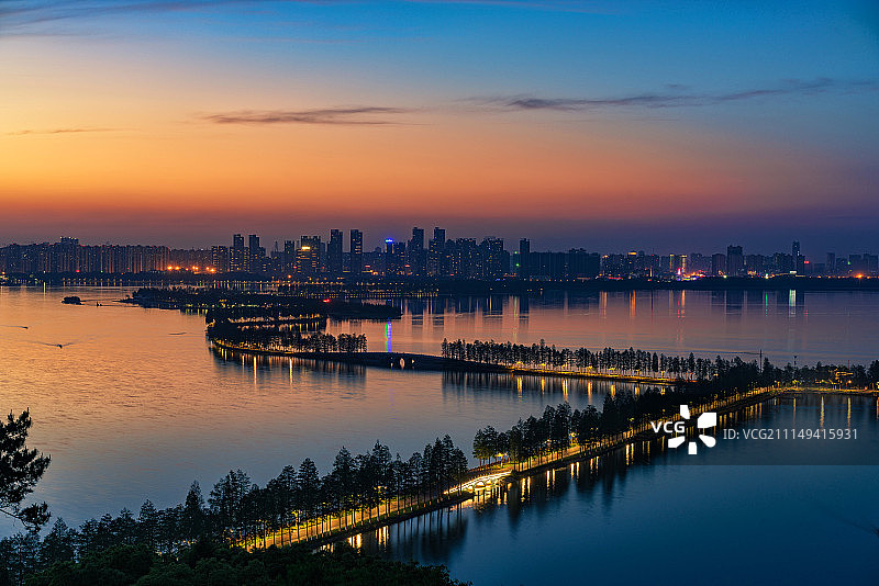 暮色下的东湖绿道图片素材