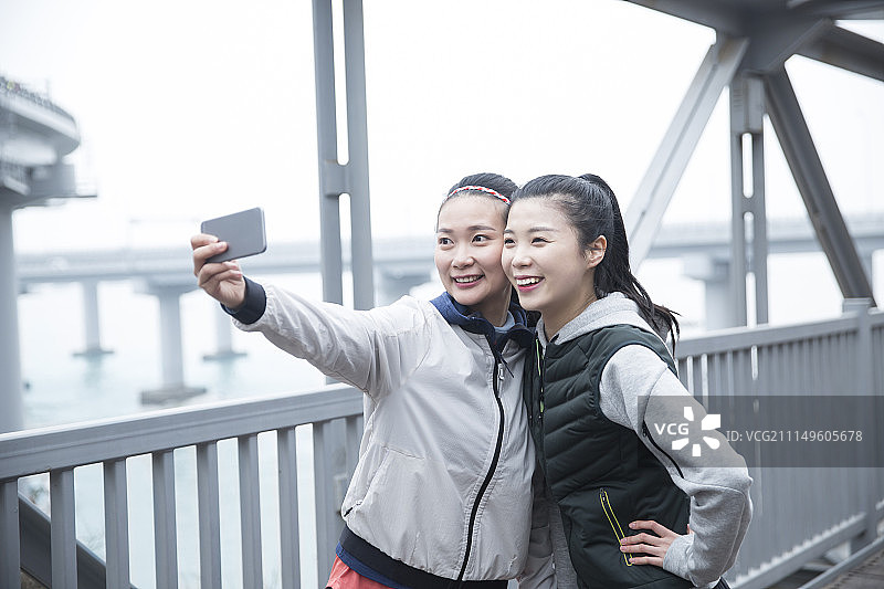两个年轻女子运动后休息自拍图片素材