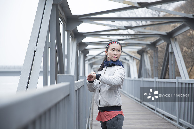 青年女子运动后查看智能手表图片素材