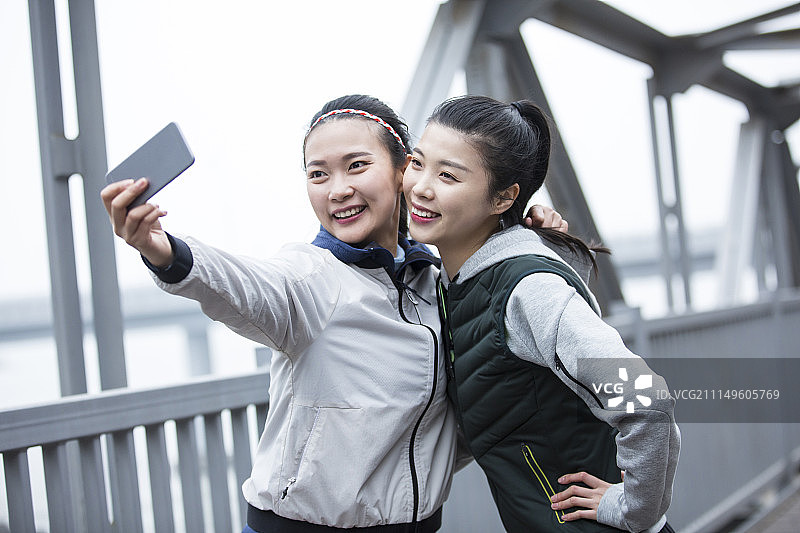 两个年轻女子运动后休息自拍图片素材