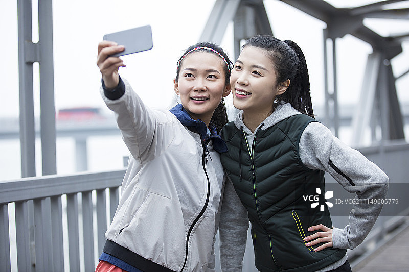 两个年轻女子运动后休息自拍图片素材