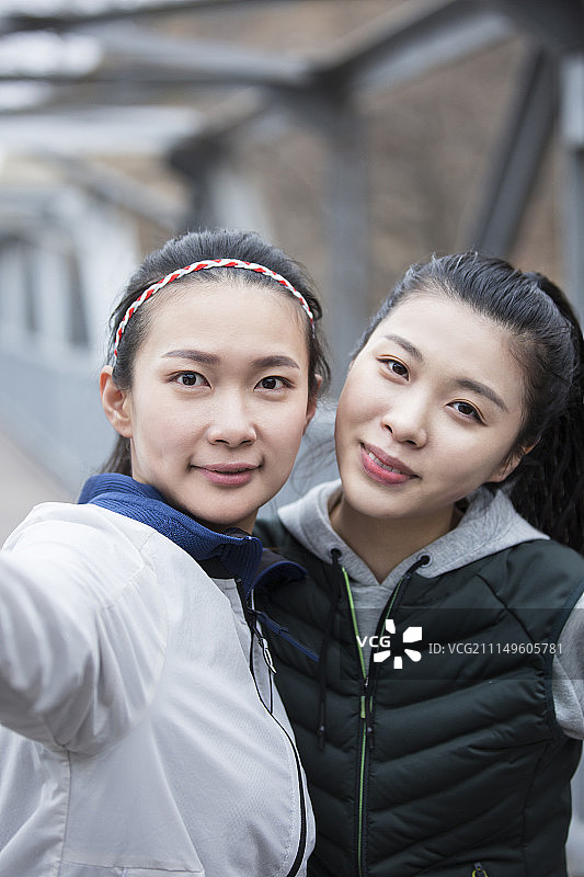 两个年轻女子运动后休息自拍图片素材