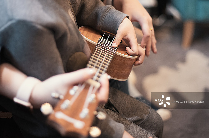 弹吉他图片素材
