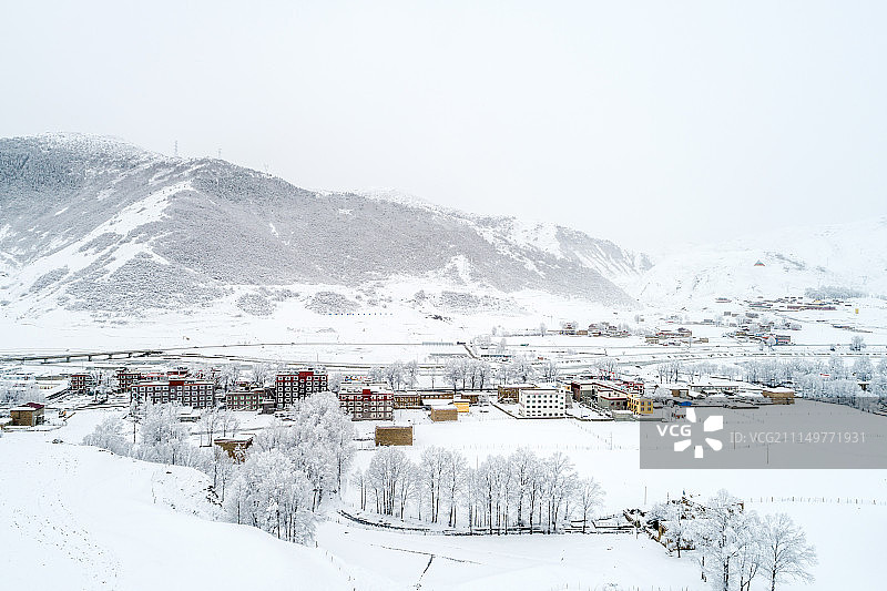 雪中的新都桥图片素材