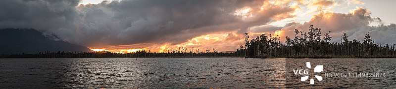 燃烧的天空，布伦纳湖，西海岸，新西兰图片素材