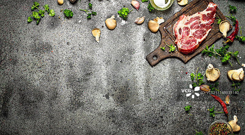 生肉背景：带香料和新鲜香草的生猪排图片素材