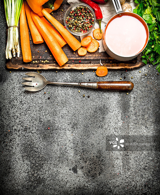 新鲜蔬菜，配香料、香草和胡萝卜汁（乡村背景）图片素材