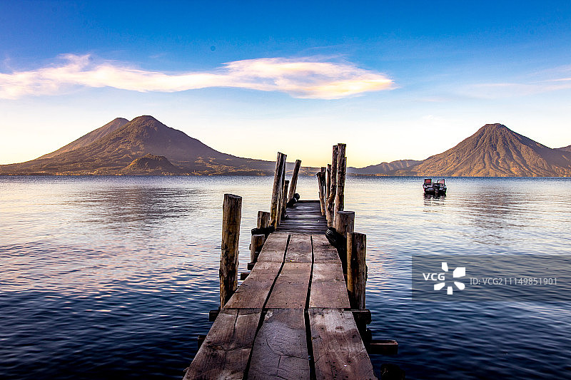 阿蒂特兰湖上的木制码头图片素材