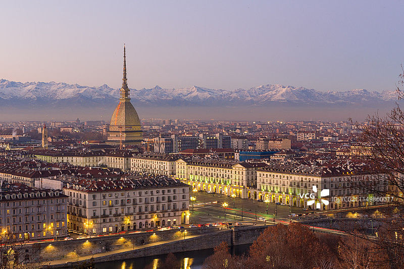 意大利都灵：日出时分的城市景观和安托内尖塔细节图片素材