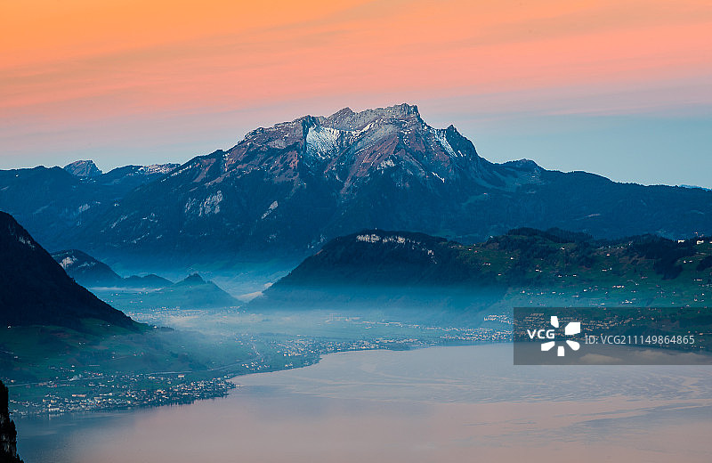 日出前的皮拉图斯山图片素材