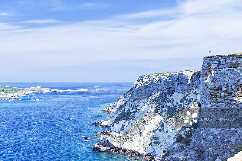 特雷米蒂群岛的蓝色海景，船只和云彩，意大利普利亚区加尔加诺图片素材