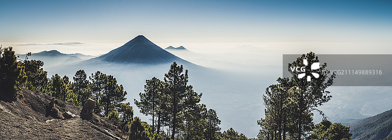 危地马拉阿瓜火山云雾缭绕图片素材