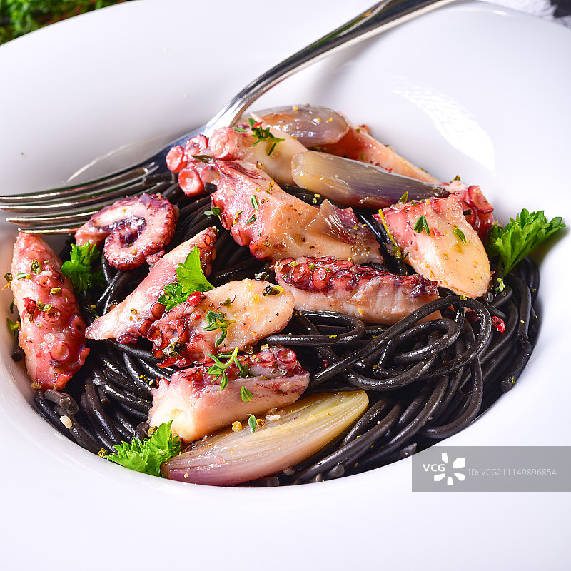 章鱼配黑意面和大蒜酱图片素材