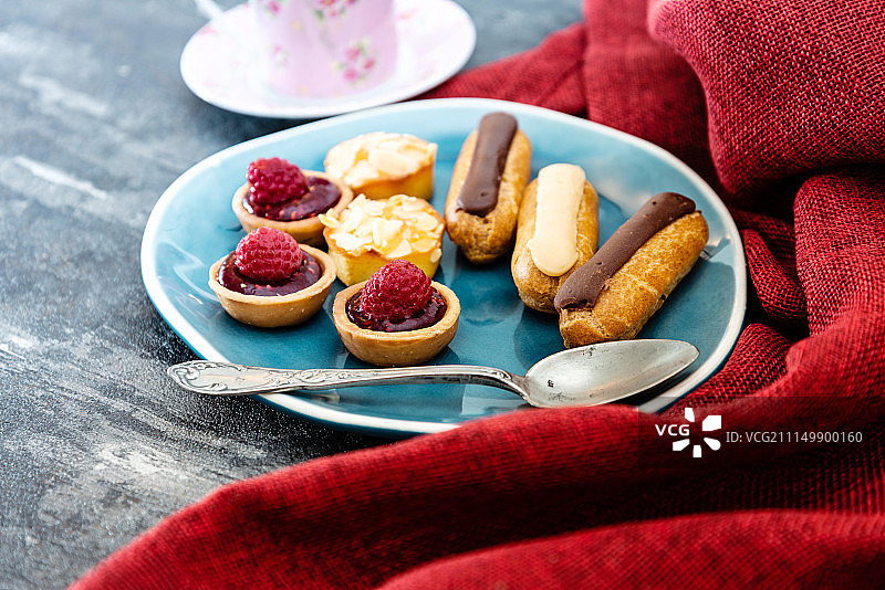 混合甜点：覆盆子塔、泡芙、杏仁柠檬图片素材