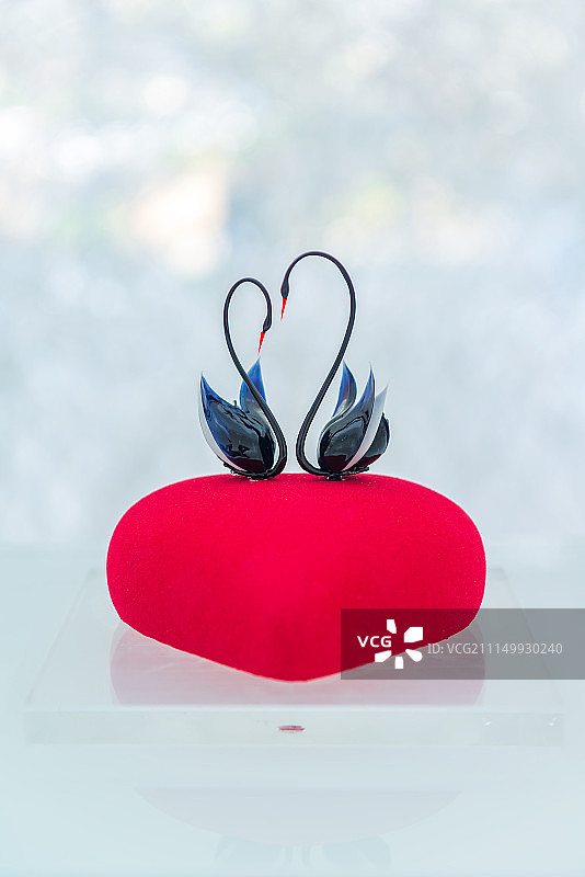 黑天鹅红丝绒心形蛋糕图片素材