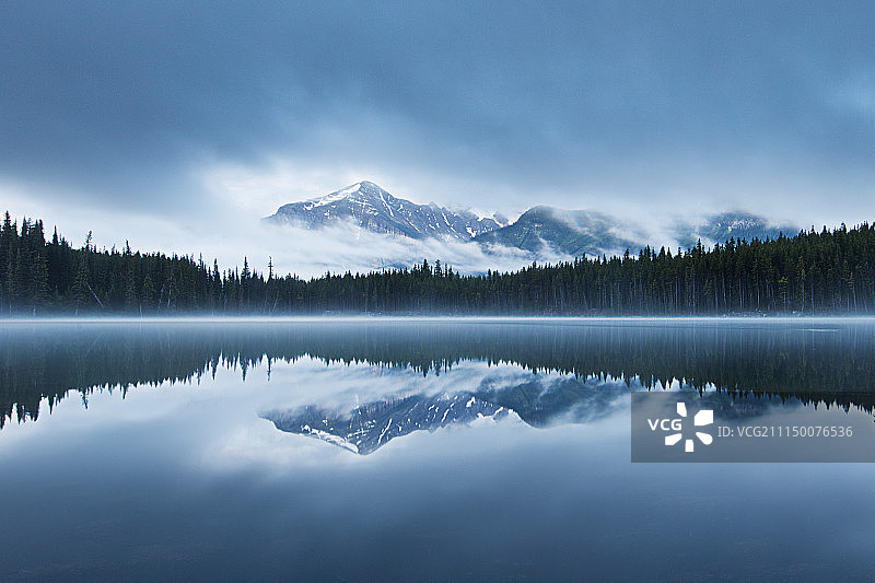  清晨雾中的Herbert Lake,班芙国家公园图片素材