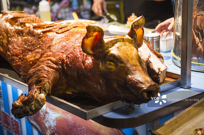夜市里的烤乳猪图片素材