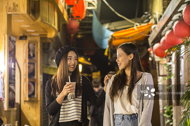 二位年轻女人在九份老街开心的聊天图片素材