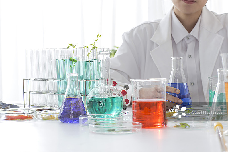 一位女性科学家在做科学实验图片素材