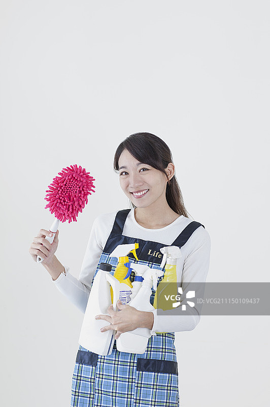 家庭主妇拿着清洁产品图片素材