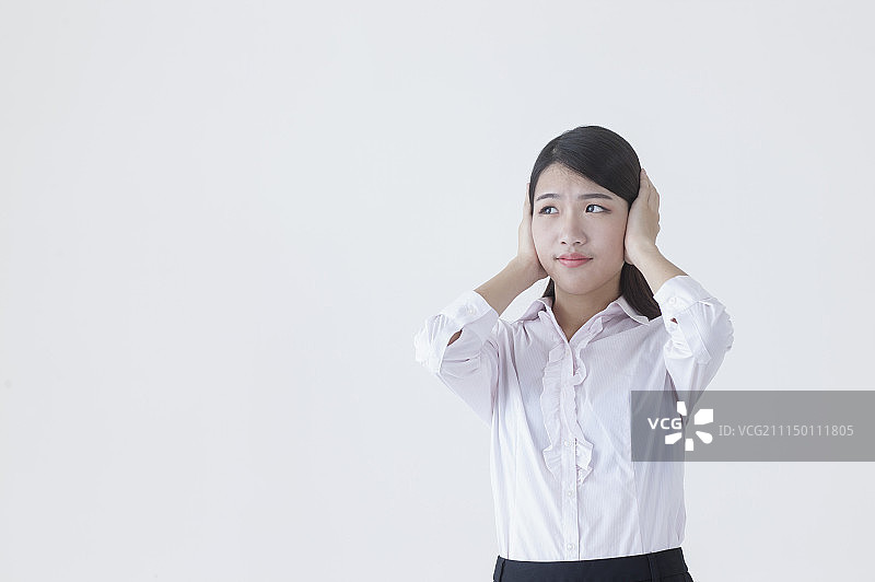 办公女性手摀着耳朵图片素材